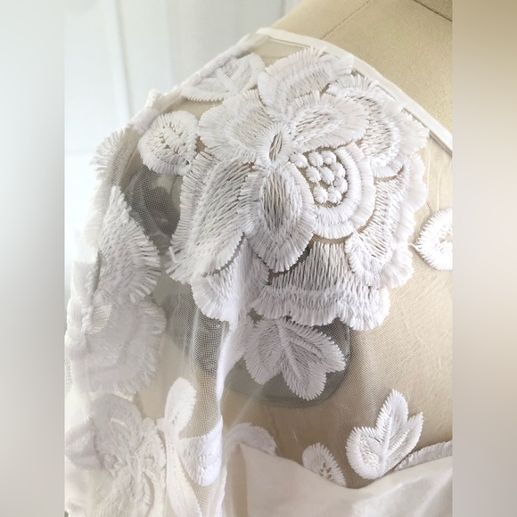 VINCE CAMUTO white top . - Picture 8 of 16